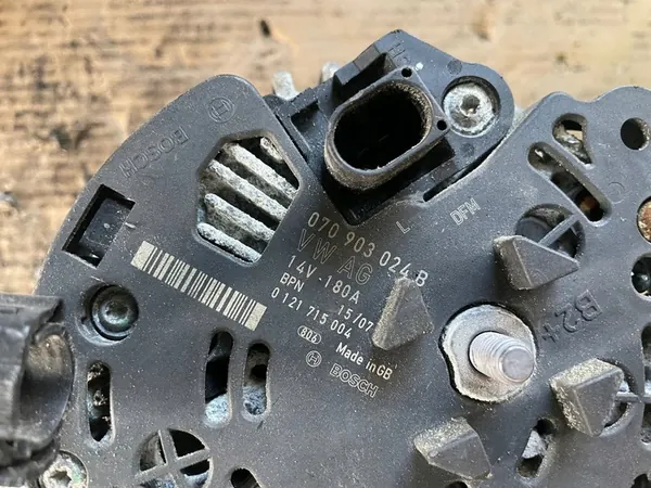 VW Transporter Caravelle T5 Alternator 070903201E image 5