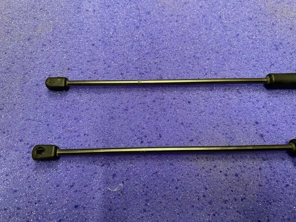 Skoda Octavia III Baklucka Ställdon Set OEM 5E9827550C image 2