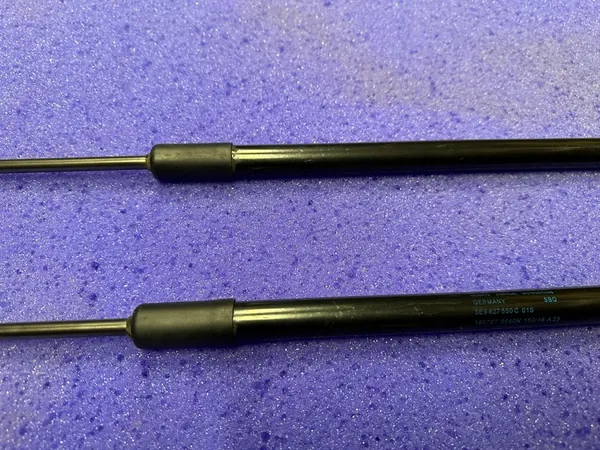 Skoda Octavia III Baklucka Ställdon Set OEM 5E9827550C image 3