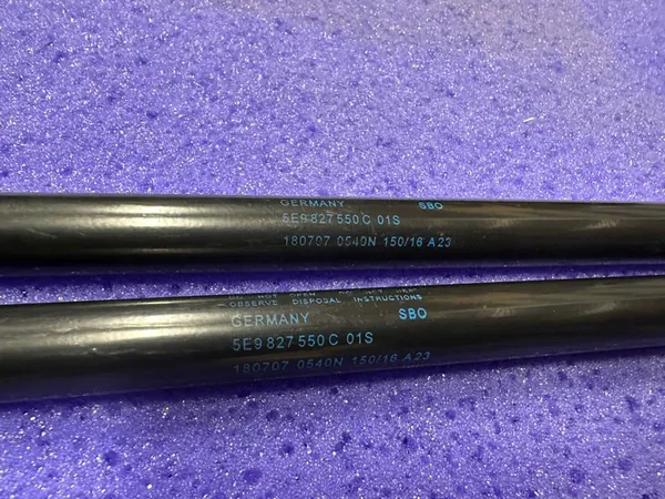 Skoda Octavia III Baklucka Ställdon Set OEM 5E9827550C image 5