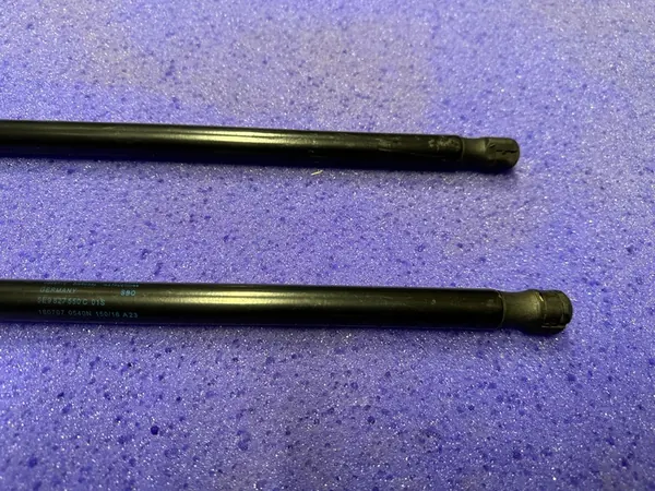 Skoda Octavia III Baklucka Ställdon Set OEM 5E9827550C image 6