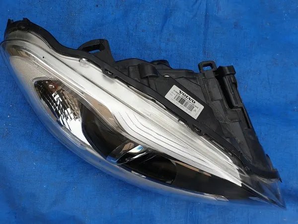 VOLVO XC60 Oikea Etu Xenon Valo 8 Pin image 2