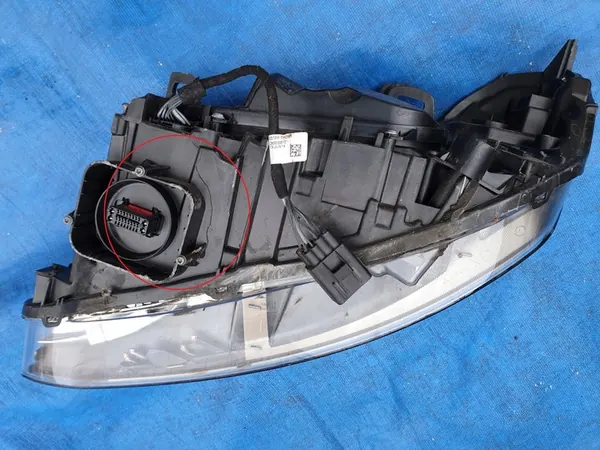 VOLVO XC60 Oikea Etu Xenon Valo 8 Pin image 3