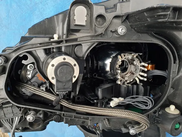 VOLVO XC60 Oikea Etu Xenon Valo 8 Pin image 6