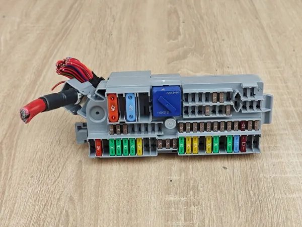 OEM 9350313 sulakekotelo BMW 530i G30 G31 image 2