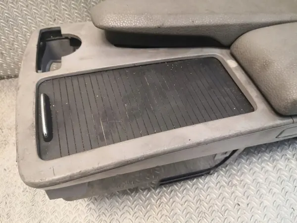 Mittkonsol armstöd Mercedes C W204 OEM 2046801339 image 3