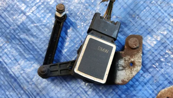 Sensor de nível traseiro esquerdo direito BMW E60 E61 E63 E64 LCI image 3