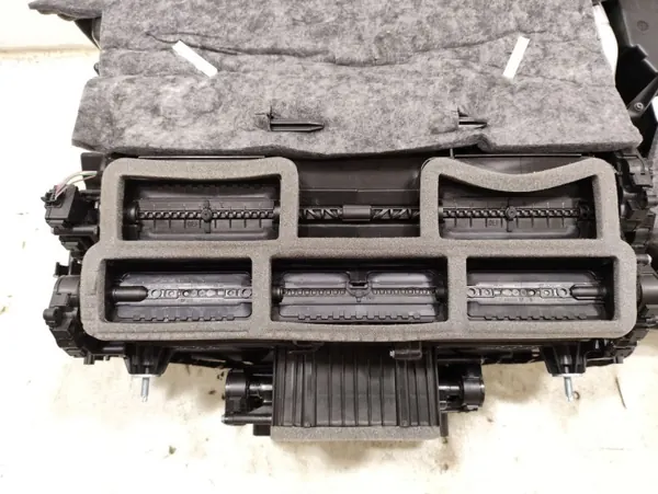 Carter de soufflante Porsche Taycan 4S 2022 OEM 9J1907040L image 9