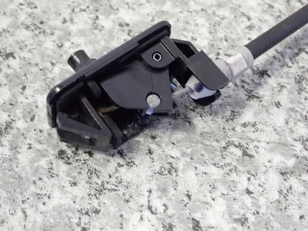 Suzuki Swift MK7 bränsleluckslänk OEM - Begagnad image 3