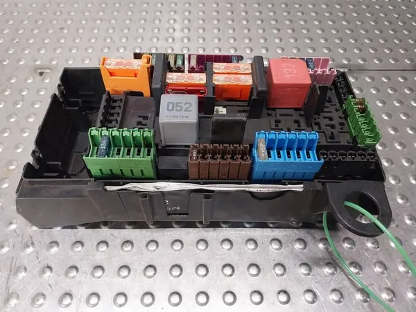 Caixa de fusíveis Mercedes W205 image 1