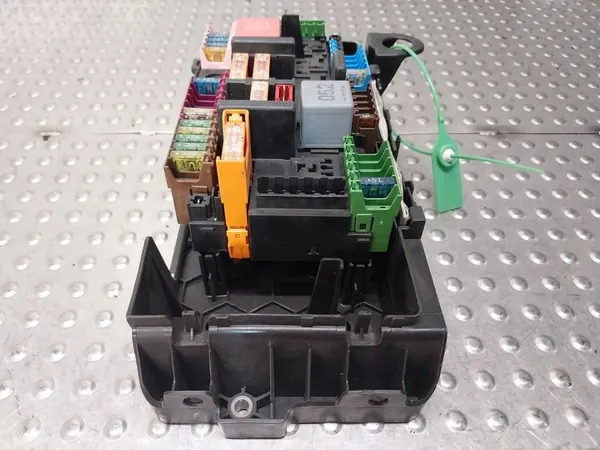 Caixa de fusíveis Mercedes W205 image 2