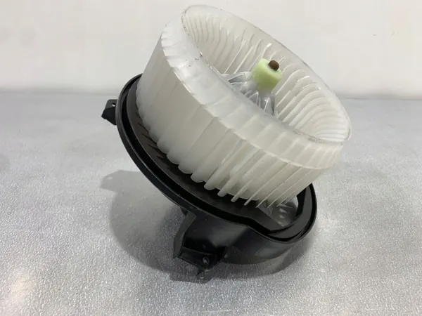 Jaguar F-Pace Fläktmotor OEM FBZ19197 Begagnad image 2