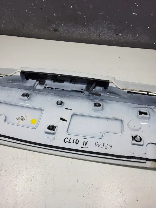 Renault OE 960306579R Spoiler Trasero - Usado image 9
