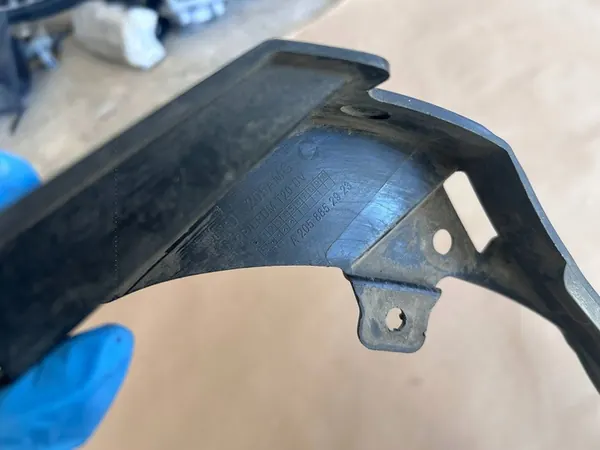 Suporte de para-choque traseiro esquerdo A2058852923 Mercedes C-Class image 4