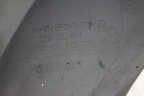 Cubierta inferior de parachoques Skoda Octavia II 04- image 3