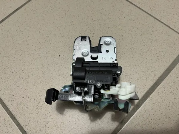 OEM 654827505 Serrure de Coffre pour Skoda Octavia IV image 9