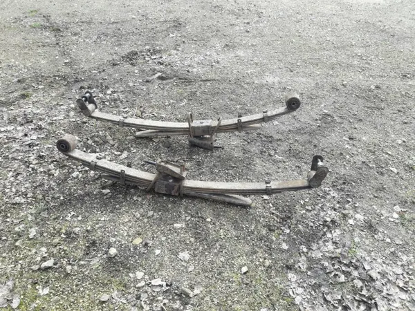 Hyundai H1 H200 Bakfjädervänster OEM Begagnad image 2