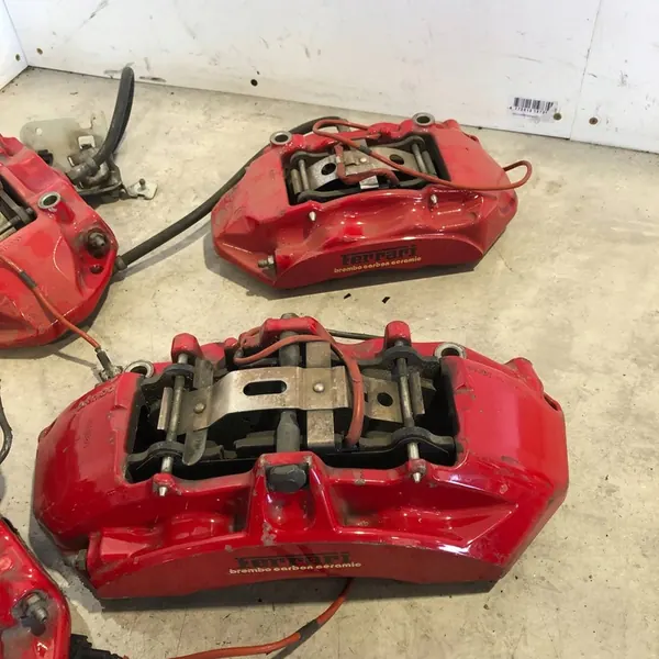 Conjunto de discos e pinças de freio Ferrari California F149 image 2