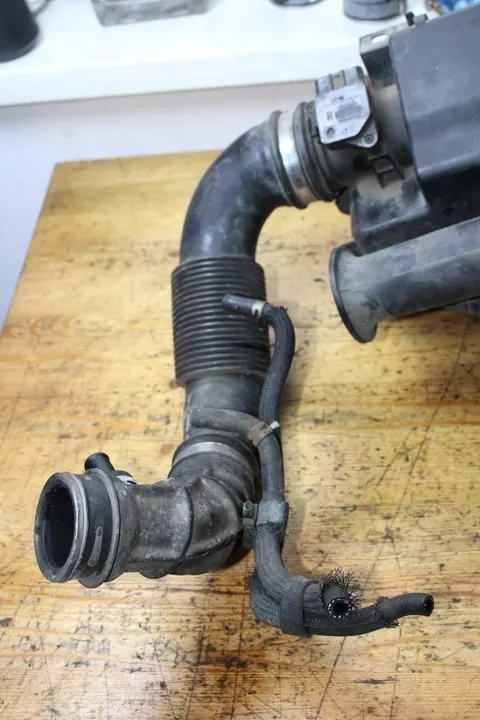 Boîtier de filtre à air capteur de débit d'air Toyota Yaris II 1.4 D4D image 2