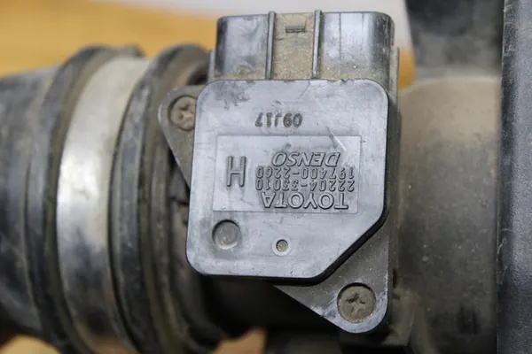 Boîtier de filtre à air capteur de débit d'air Toyota Yaris II 1.4 D4D image 3