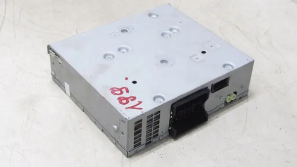 Audi Q3 8U Radio Tuner Controller OEM 018/199 image 4