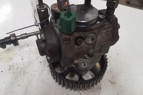 Brandstofpomp OPEL ASTRA J SPORTS TOURER 1.69L diesel image 5