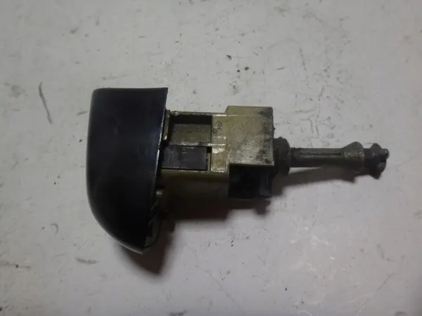 OEM 8253473 Forro Cerradura Puerta Delantera Izq. BMW E46 image 3