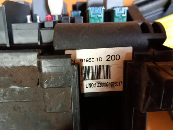 Kia Carens I 2005 zekeringkast OEM 919501D200 image 3