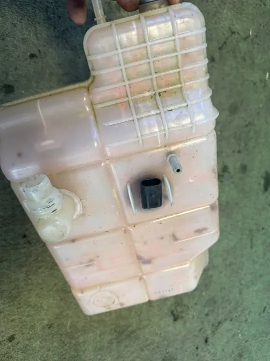 Tanque de expansão OEM 18697 para IVECO DAILY VI 3.0 HPI image 3