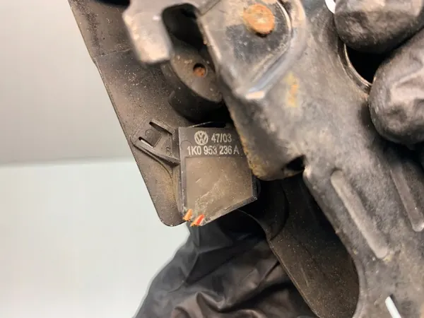 VW GOLF V motorhuv lås höger 1K1823509D image 6