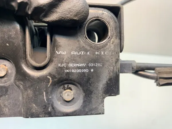 VW GOLF V motorhuv lås höger 1K1823509D image 7