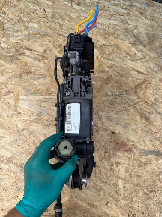 Compressore sospensione pneumatica Audi Q7 4L 7L0616006F image 2