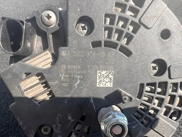 Infiniti QX30 Alternator a0009061903 image 2