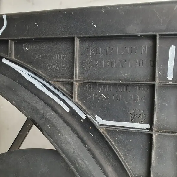 VW Touran 2.0 TDI Fläkt 1K0121207N image 4