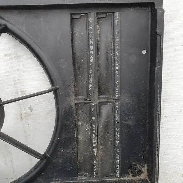 VW Touran 2.0 TDI Fläkt 1K0121207N image 9