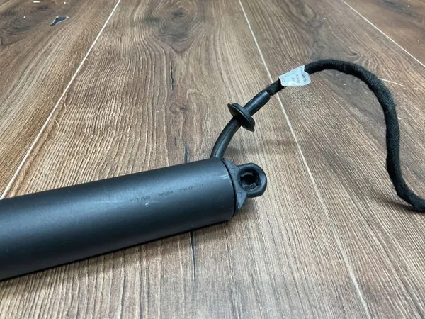 Porsche Macan achterklepdemper OEM 95B827851F image 5