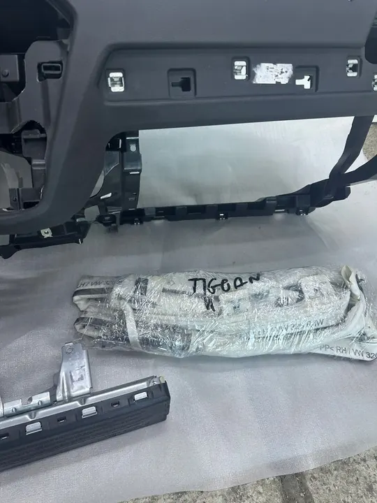 Tableau de bord VW Tiguan II 5N Ensemble Airbag OEM image 4