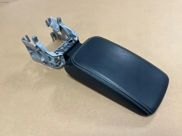 Accoudoir tunnel central Audi A3 8V OEM 8V0864283 image 3