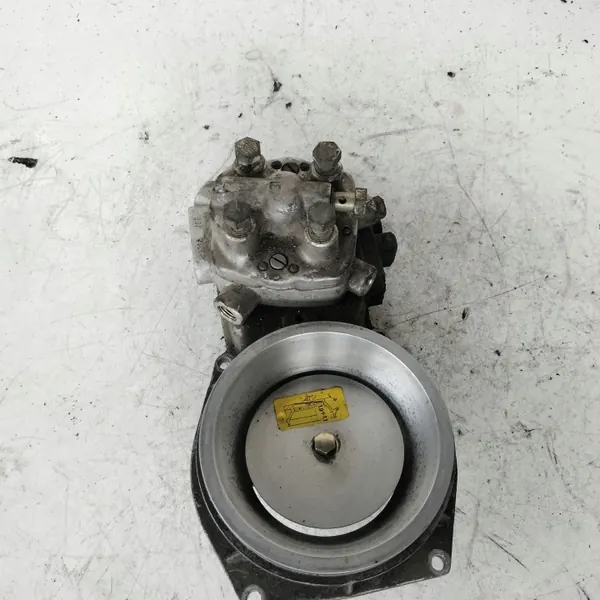 Audi 80 B3 1.8 Polttoainejakaja OEM 026133353 image 6