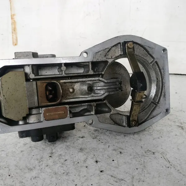 Audi 80 B3 1.8 Polttoainejakaja OEM 026133353 image 8