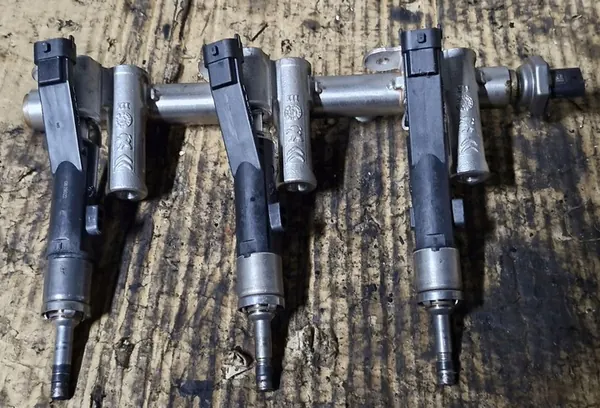 Rampe d'injection Peugeot 3008 1.2 131CV image 2