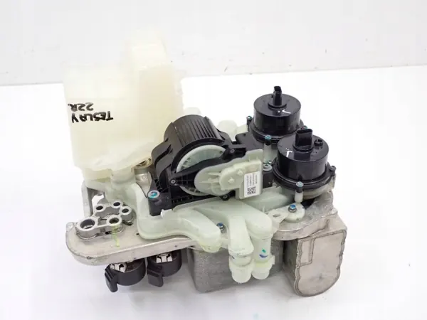 Tesla AC-lämpöpumppu OEM 1506859-00-D Käytetty image 3