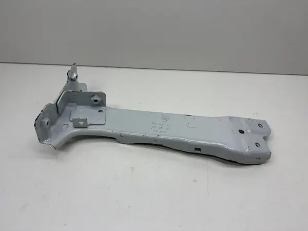Audi A3 8Y vänster fram stänkskärmsfäste OEM 8Y0821131 image 2