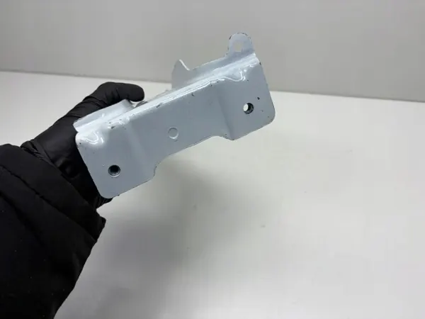 Audi A3 8Y vänster fram stänkskärmsfäste OEM 8Y0821131 image 4