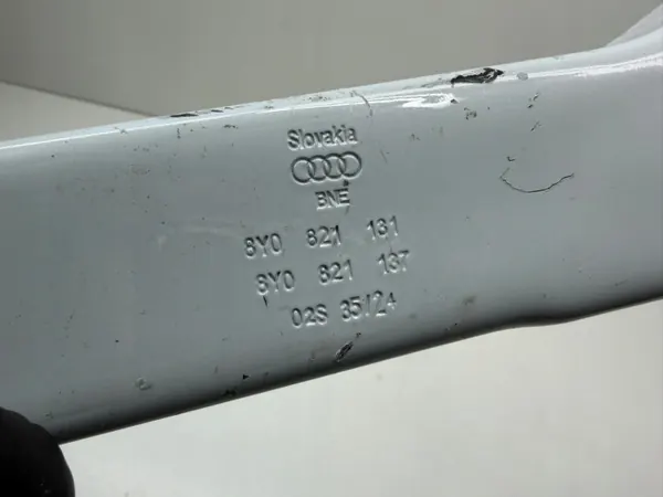 Audi A3 8Y vänster fram stänkskärmsfäste OEM 8Y0821131 image 5