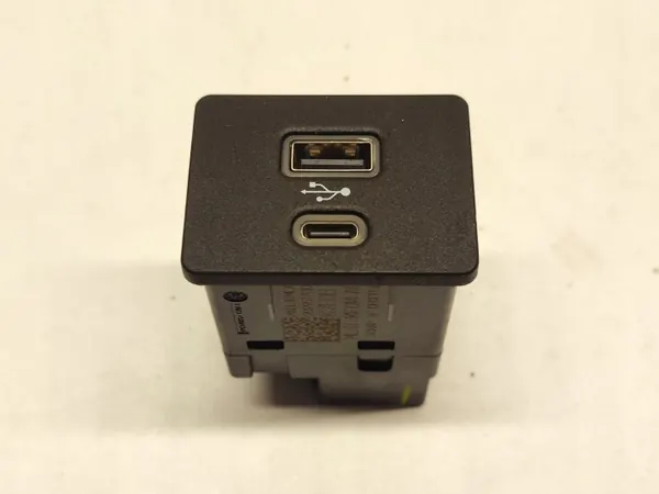 Ford Bronco 2021 USB-pistorasia-sarja OEM ML3T14F014AB image 2