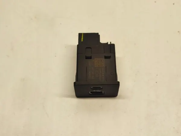 Ford Bronco 2021 USB-pistorasia-sarja OEM ML3T14F014AB image 3