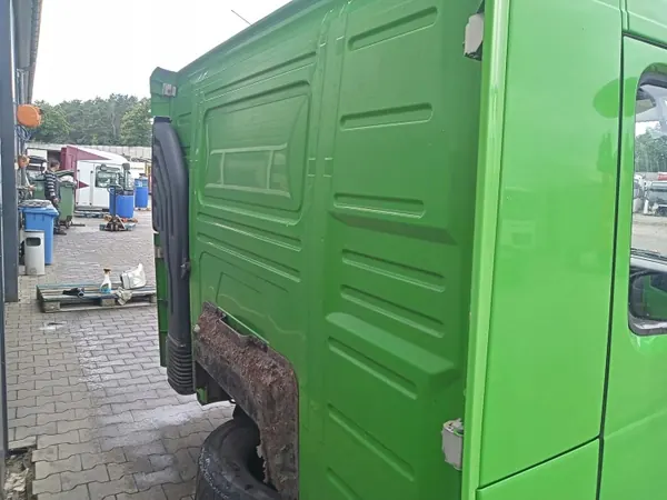 Cabina baixa Volvo FH13 OEM 85103675 - Completa usada image 6