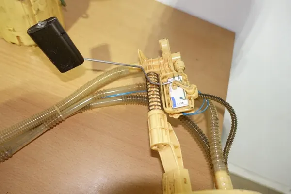 Mercedes W164 ML Polttoainepumppu Kelluva 3.2 CDI 1644701294 image 6