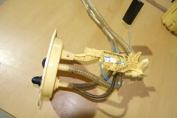 Mercedes W164 ML Polttoainepumppu Kelluva 3.2 CDI 1644701294 image 8